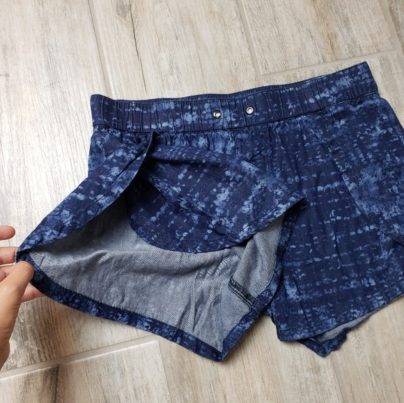 Calvin Klein Jeans Tulip Slit Side Wide Leg Shorts - Picture 3 of 8